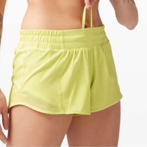 Lululemon Hotty Hot 2.5 shorts - lemon vibe